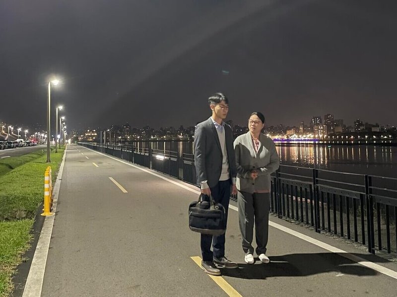 演員李國強（左）在大愛劇「接住流星的人」和金馬影后陸小芬（右）合作，表示從陸小芬身上學到對待表演的態度，是他心目中理想的演員。（廣達多媒體提供）中央社記者洪素津傳真　114年11月9日