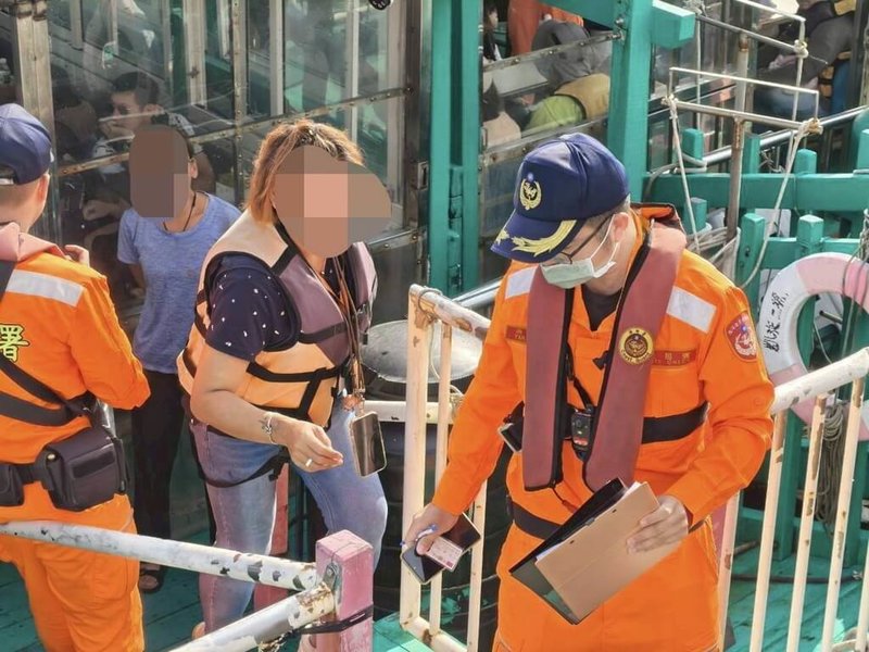 海巡署中部分署第四岸巡隊東石安檢所9日上午於專門搭載乘客遊外傘頂洲船舶「凱旋3號」執行出港人員核對勤務時，發現一名女乘客（中）為竊盜案通緝對象，隨即依法逮捕移交嘉義警方。（海巡署提供）中央社記者蔡智明傳真　114年11月9日