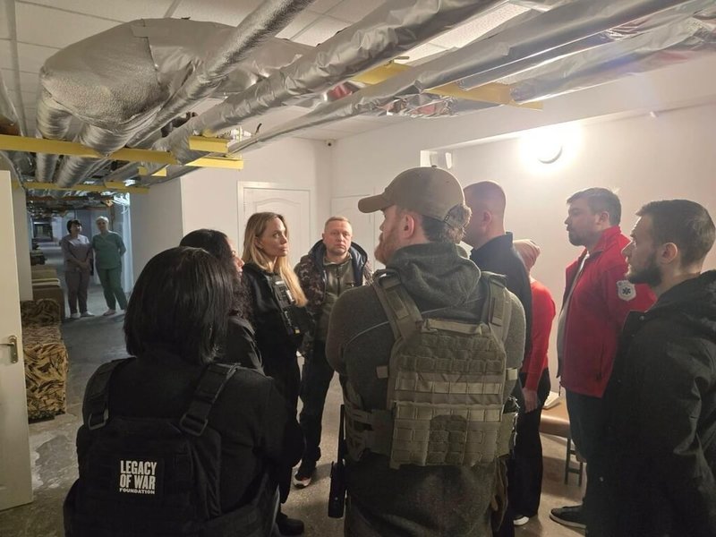 美國影星安潔莉娜裘莉低調造訪烏克蘭南部前線城市。她9日在社群媒體發文指出,此行親歷無人機威脅,一度被迫暫停行程,呼籲國際社會加強支援在戰火中生活的民眾。(戰爭遺產基金會提供)中央社記者陳彥婷基輔傳真 114年11月9日