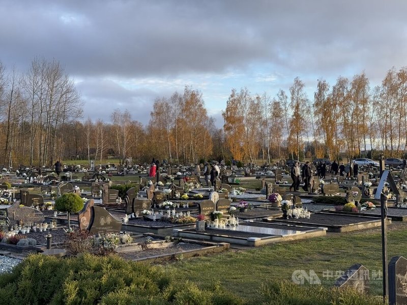 在立陶宛，人們會在萬聖節與萬靈節這兩天前去掃墓。人們還會趁機拜訪許久未見的親戚，一天之內祭祖又串門，萬聖節可說是「掃墓兼走春」的節日。中央社記者游堯茹維爾紐斯攝　114年11月9日