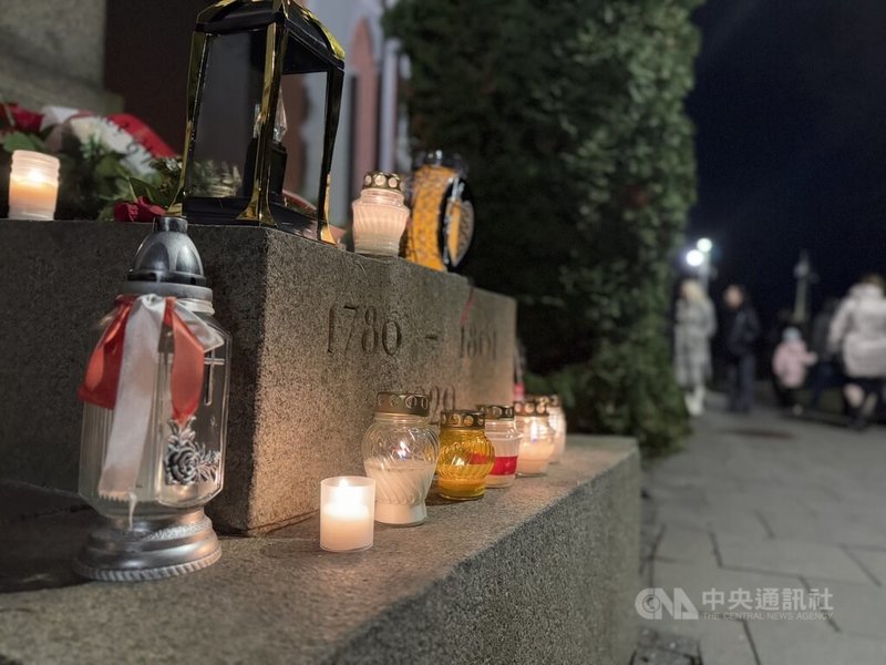 萬聖節期間，Raus墓園被各式各樣的蠟燭點亮，吸引許多民眾前來散步觀賞這一年一度的景色。中央社記者游堯茹維爾紐斯攝　114年11月9日