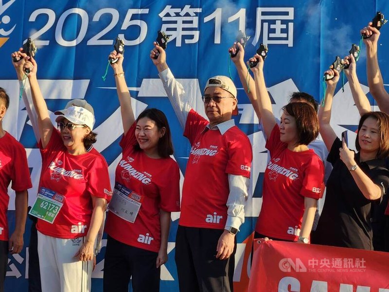 民進黨秘書長徐國勇（中）9日上午出席「第10屆電器盃節能公益路跑-鳴槍開跑」。中央社記者葉素萍攝　114年11月9日