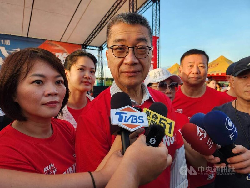 民進黨秘書長徐國勇（中）9日上午出席「第10屆電器盃節能公益路跑-鳴槍開跑」，並接受媒體時事訪問。中央社記者葉素萍攝　114年11月9日