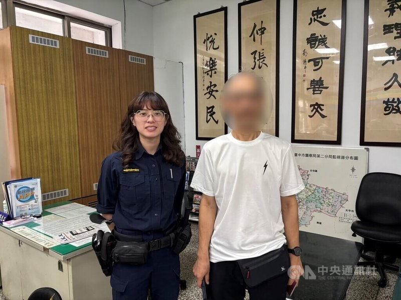 1名日籍旅客（右）來台出差，7日晚間搭乘計程車到台中某飯店，下車才發現遺落手機，經飯店協助報案，員警調閱監視器助尋回手機，他領回時不斷向員警致謝。（翻攝照片）中央社記者蘇木春傳真　114年11月9日