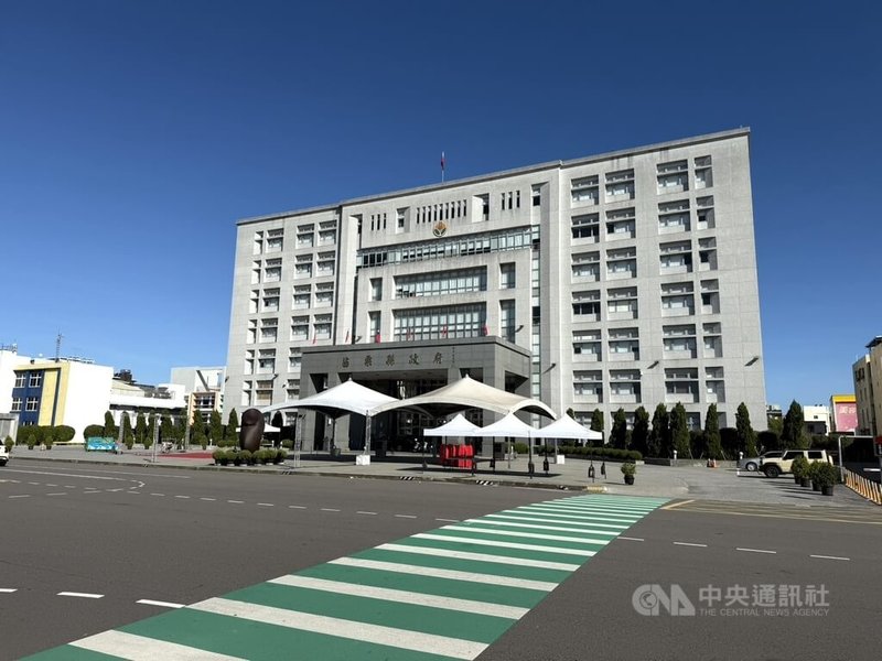 苗栗縣政府參與內政部國土管理署舉辦「執行非都市土地開發許可審查作業評鑑計畫」，透過引進無人機協助會勘、會議無紙化等創新作為，蟬聯全國縣市組第1名「品質優良獎」。圖為苗栗縣政府。中央社記者管瑞平攝　114年11月9日