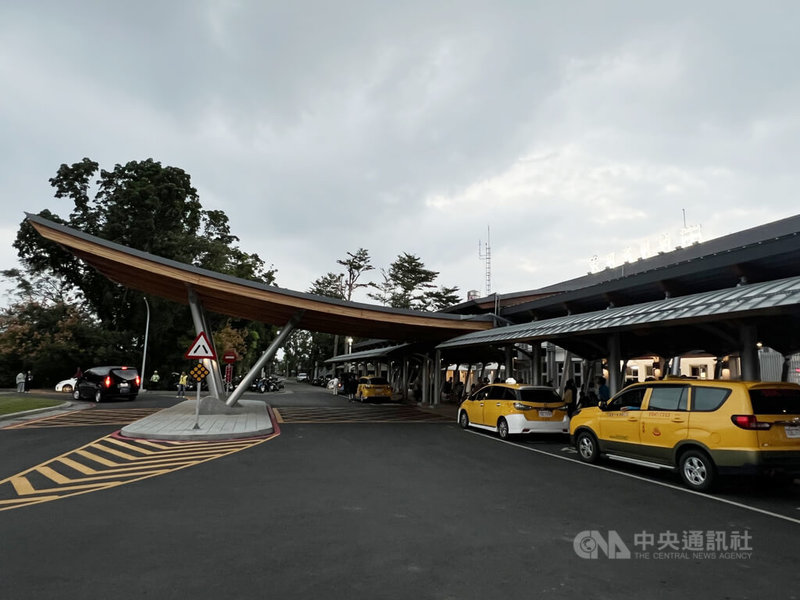 交通部鐵道局依台鐵車站美學與功能提升計畫，針對南迴線9站進行改善，其中知本車站配合溫泉特色以木構棚架形塑森林意象。中央社記者黃巧雯攝　114年11月9日