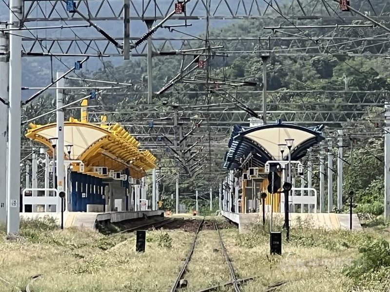 交通部鐵道局依台鐵車站美學與功能提升計畫，針對南迴線9站進行改造，其中太麻里站月台雨棚以鋼構及薄膜流線塑造金針花造型，成為新景點吸引遊客打卡。中央社記者黃巧雯攝　114年11月9日