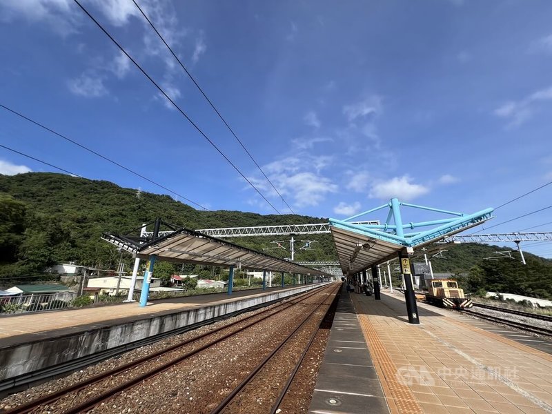 交通部鐵道局依台鐵車站美學與功能提升計畫，針對南迴線9站進行改造，其中大武車站延續山林景觀創造綠意，月台雨棚以膜結構設計呈現山岳意象。中央社記者黃巧雯攝　114年11月9日