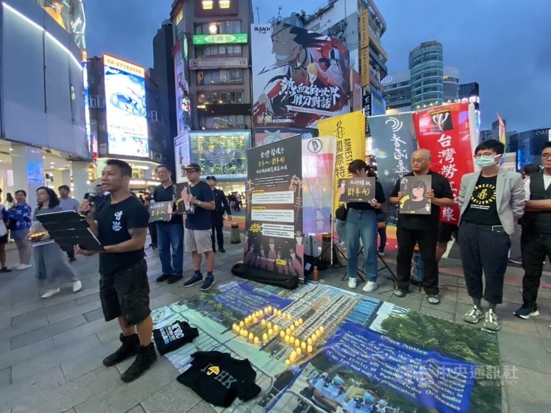 台灣人權促進會等民間團體與香港支持者9日傍晚在台北西門町聚集，舉辦「台灣聲援李卓人、鄒幸彤被控煽動顛覆國家政權」活動。圖為現場發表演講與參與的民間團體。中央社記者呂佳蓉攝　114年11月9日