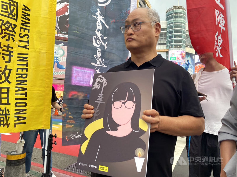 台灣人權促進會等民間團體與香港支持者9日傍晚在台北西門町聚集,舉辦「台灣聲援李卓人、鄒幸彤被控煽動顛覆國家政權」活動。圖為人權倡議者李明哲參加活動。中央社記者呂佳蓉攝 114年11月9日