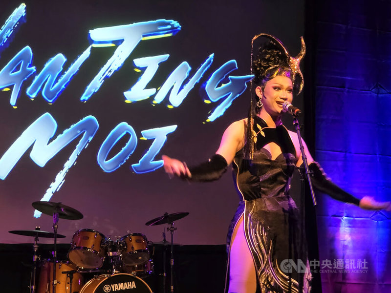 加拿大首度推出一場全華語音樂變裝秀,策畫製作與擔任主持人的莫婉婷展現現場演唱功力。中央社記者程愛芬溫哥華攝 114年11月9日
