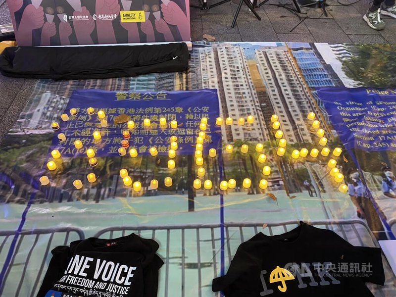 台灣人權促進會等民間團體與香港支持者9日傍晚在台北西門町聚集,舉辦「台灣聲援李卓人、鄒幸彤被控煽動顛覆國家政權」活動。圖為主辦單位與現場民眾以蠟燭排出「8964」的字樣。中央社記者呂佳蓉攝 114年11月9日