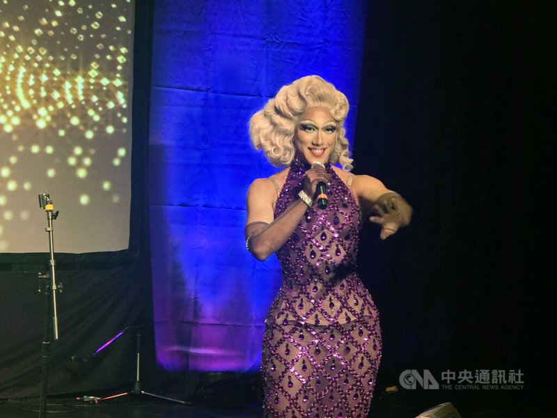 加拿大首度推出一場全華語音樂變裝秀,台裔變裝皇后火鍋姐選擇鄧麗君歌曲作為表演曲目之一,她說媽媽喜歡鄧麗君的歌曲,也希望這場秀能讓年長觀眾產生共鳴。中央社記者程愛芬溫哥華攝 114年11月9日