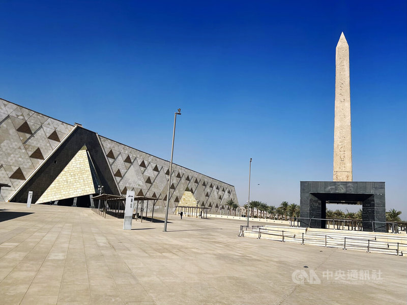 從售票口進入大埃及博物館三角意象建築體主館前,會先經過戶外景觀花園廣場。廣場中央矗立一座氣勢恢宏的方尖碑。16公尺高的巍峨歷史性形體,充分凸顯古埃及文明的意象。中央社記者施婉清開羅攝 114年11月9日