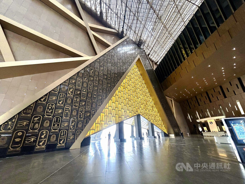 耗時20年打造的大埃及博物館4日全面開放參觀。博物館以古埃及永恆奇蹟結合尖端科技影像，為觀眾打造獨特的參觀體驗，圖為博物館入口結合歷史吉薩金字塔意象的前衛構圖。中央社記者施婉清開羅攝　114年11月9日