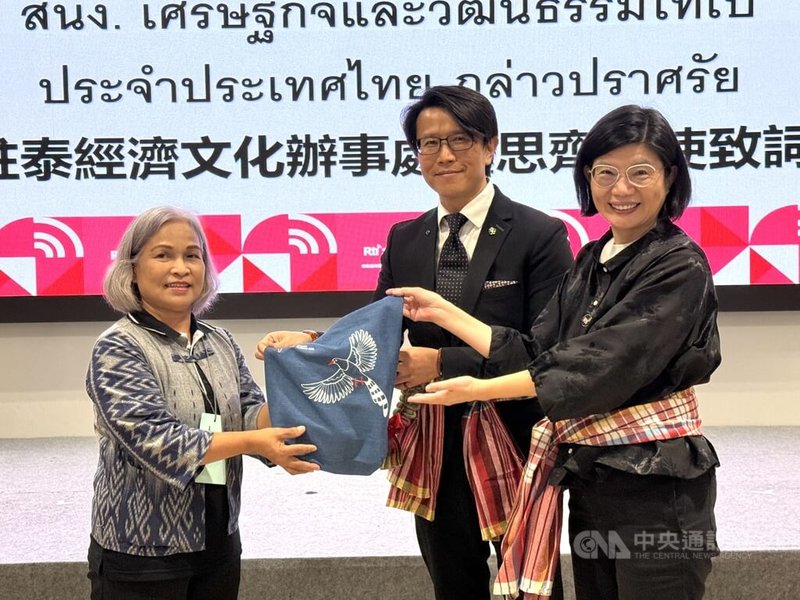 中央廣播電台9日在曼谷舉辦聽友會，央廣董事長賴秀如（右）、駐泰副代表董思齊（中）和泰國聽友合影。中央社記者李宗憲曼谷攝　114年11月9日