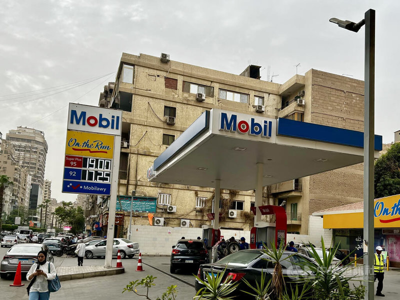 埃及8日宣布在西部沙漠發現一處新天然氣田，日產近488萬立方公尺天然氣，及750桶凝析油，可製成燃料或汽油。圖為開羅市區加油站一角。中央社記者施婉清開羅攝 　114年11月9日