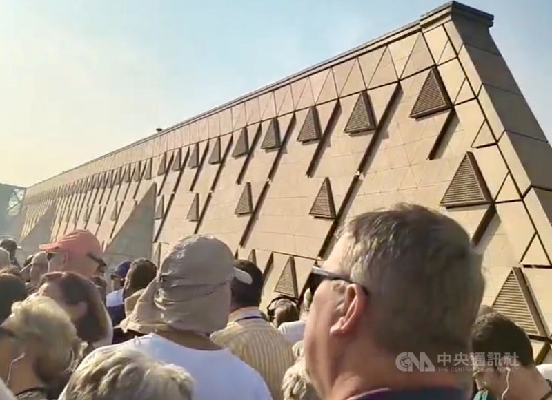 大埃及博物館正式對外全面開放後,8日是第一個週末,一早即從廣場外四面八方湧入各國遊客,隊伍蜿蜒無盡,秩序幾近失控。中央社記者施婉清開羅攝 114年11月9日