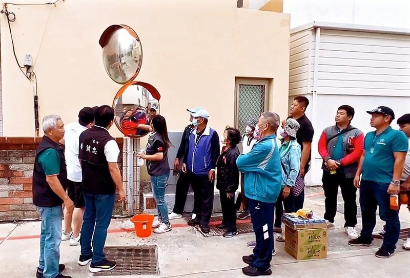 澎湖縣馬公市公所與澎湖國際青年商會9日聯手清潔道路反光鏡,邀集市區多個社區發展協會志工參與,讓城市更亮、用路更安全。(馬公市公所提供) 中央社 114年11月9日