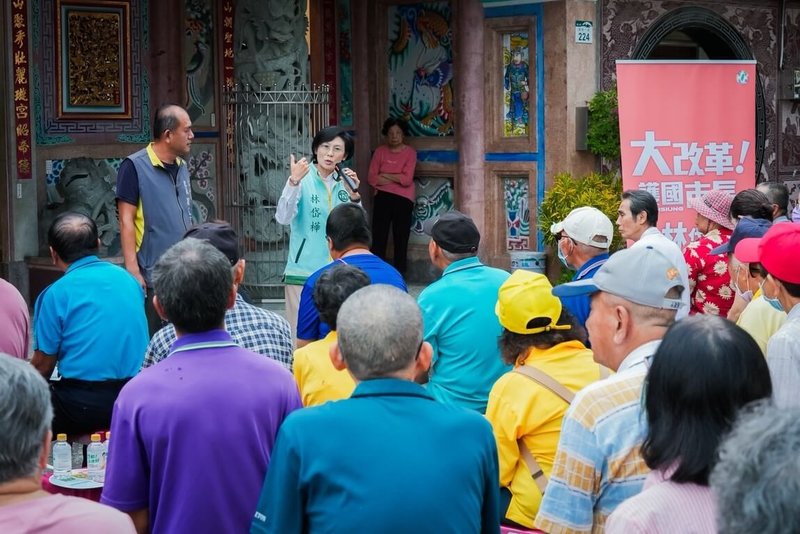 民進黨高雄市長初選將啟動登記,立委林岱樺(持麥克風者)8日走訪旗山老街、市場與天后宮參香,並表示,她將持續走入地方,用心聆聽並提出務實政策。(林岱樺辦公室提供)中央社記者蔡孟妤傳真 114年11月9日