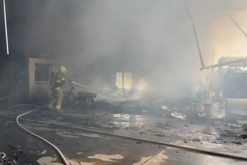 台南市後壁區一家碾米工廠9日中午左右發生火警，消防人員獲報到場布水線灌救。（讀者提供）中央社記者楊思瑞台南傳真  114年11月9日