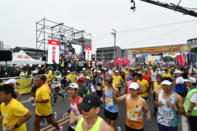 台灣米倉田中馬拉松9日上午登場，1名62歲選手近9時突然失去呼吸心跳，昏倒於路旁，經熱心民眾及救護人員急救恢復意識，送醫救治。圖為田中馬拉松賽事。（彰化縣政府提供）中央社記者鄭維真傳真　114年11月9日
