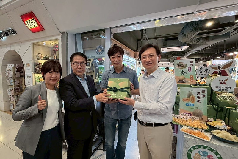台南市長黃偉哲（左2）8日帶隊前往新加坡行銷台南農特產品，與駐新加坡代表童振源（右1）等人推薦後壁洋香瓜。（台南市政府提供）中央社記者楊思瑞台南傳真　114年11月9日