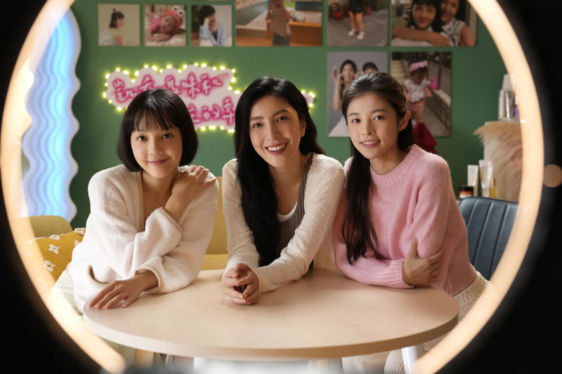 演員林思廷（左起）和楊謹華、詹子萱在新劇「看看你有多愛我」飾演一家人，詹子萱透露楊謹華在拍攝時主動幫助她的視線，讓詹子萱能好好看著對方眼睛對戲，「那瞬間真的會覺得很感動，很有安全感」。（Hami Video提供）中央社記者洪素津傳真　114年11月9日