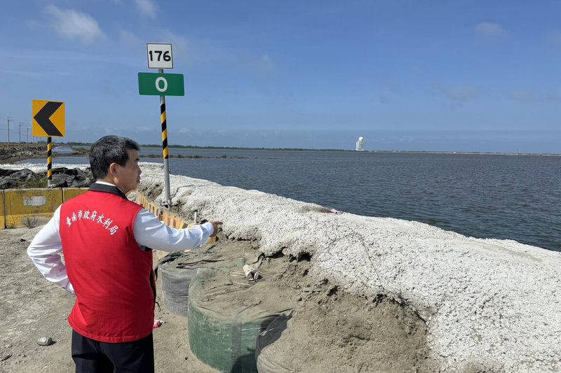 颱風鳳凰接近台灣，台南市政府加強防汛整備，市府水利局完成七股區3道防線，嚴防海水倒灌。（台南市政府提供）中央社記者楊思瑞台南傳真  114年11月9日