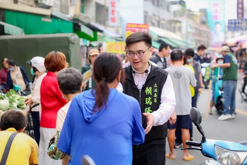 民進黨立委、高雄市長初選參選人賴瑞隆(中右)9日前往三民區建興市場掃街拜票,持續深入基層與市民互動。(賴瑞隆辦公室提供)中央社記者蔡孟妤傳真 114年11月9日