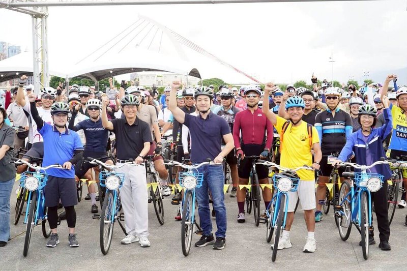 「2025環騎台北年終大會師」活動9日登場，參與者在大佳河濱公園集結出發，市長蔣萬安（前排右3）表示，將持續優化河濱環境與自行車道設施，提供更綿密、更舒適且安全的騎乘體驗。（台北市政府提供）中央社記者楊淑閔傳真　114年11月9日