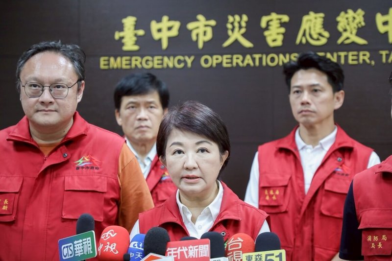颱風鳳凰可能襲台，台中市政府9日召開災害應變中心工作會議，有關非洲豬瘟掩埋場因應措施，市長盧秀燕（中）表示，已跟中央討論並獲指導，按規定進行加固作業。（台中市府提供）中央社記者蘇木春傳真　114年11月9日
