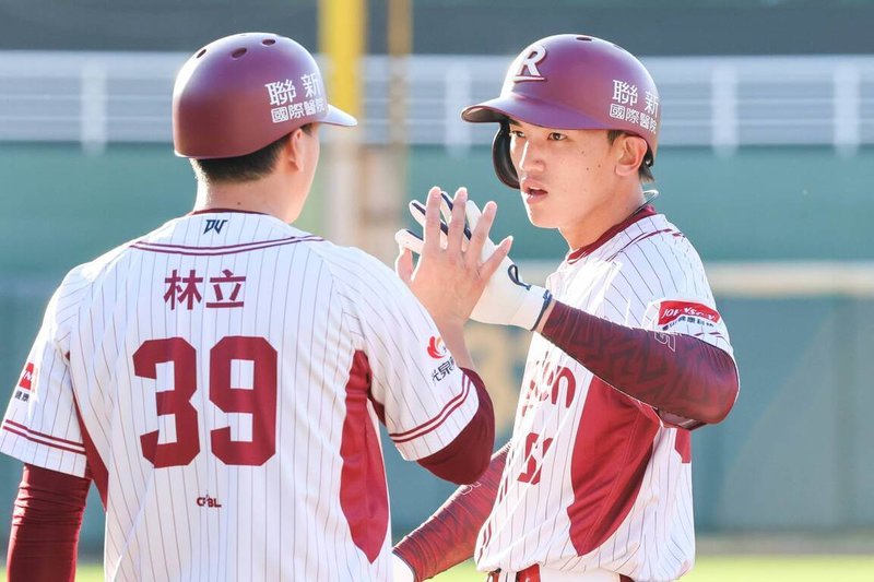 2025桃園亞洲職棒交流賽樂天桃猿與韓職KT巫師隊9日交手，桃猿野手何品室融（右）單場敲3安，賽後受訪表示，有稍微修正擊球位置，收到不錯的效果。（桃園市政府提供）中央社記者謝靜雯傳真　114年11月9日