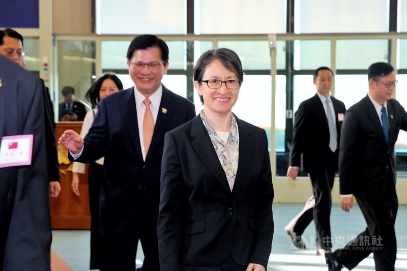 副總統蕭美琴（前中）結束訪歐行程，9日清晨搭機返台；蕭副總統表示，這次有幸代表台灣在IPAC年會「台灣專題」場次中，向歐洲與來自各國國會議員、公民社會代表及媒體朋友，分享台灣的民主故事，期待國際社會對台灣有更進一步理解及支持。中央社記者吳睿騏桃園機場攝　114年11月9日