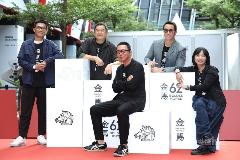 電影「深度安靜」劇組9日在台北信義威秀出席2025金馬影展媒體活動，導演沈可尚（前右2）與演員張孝全（後右）、監製瞿友寧（後左2）等人合影留念。中央社記者翁睿坤攝　114年11月9日