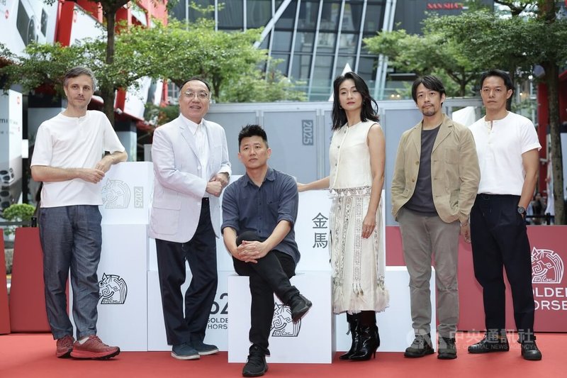 電影「人生海海」劇組9日在台北信義威秀出席2025金馬影展媒體活動,導演廖克發(左3)、監製胡仲光(左2)、音樂製作福多瑪(Thomas Foguenne)(左1)、演員陳雪甄(右3)、王肇陽(右1)、魏雋展(右2)合影留念。中央社記者翁睿坤攝 114年11月9日
