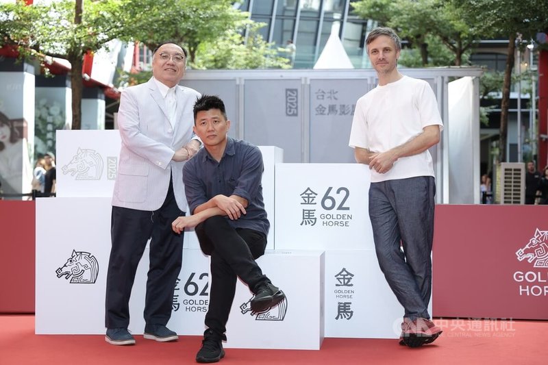 電影「人生海海」劇組9日在台北信義威秀出席2025金馬影展媒體活動,導演廖克發(中)、監製胡仲光(左)、音樂製作福多瑪(Thomas Foguenne)(右)出席並合影留念。中央社記者翁睿坤攝 114年11月9日