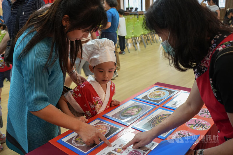 屏東縣政府客語成果展,以客家米食為主題,讓親子挑戰客語關卡,以客語講出各種客家美食名稱。中央社記者黃郁菁攝 114年11月9日