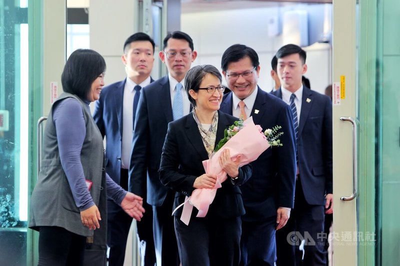副總統蕭美琴（前中）結束訪歐行程，9日清晨搭乘中華航空班機返抵台灣。中央社記者吳睿騏桃園機場攝　114年11月9日