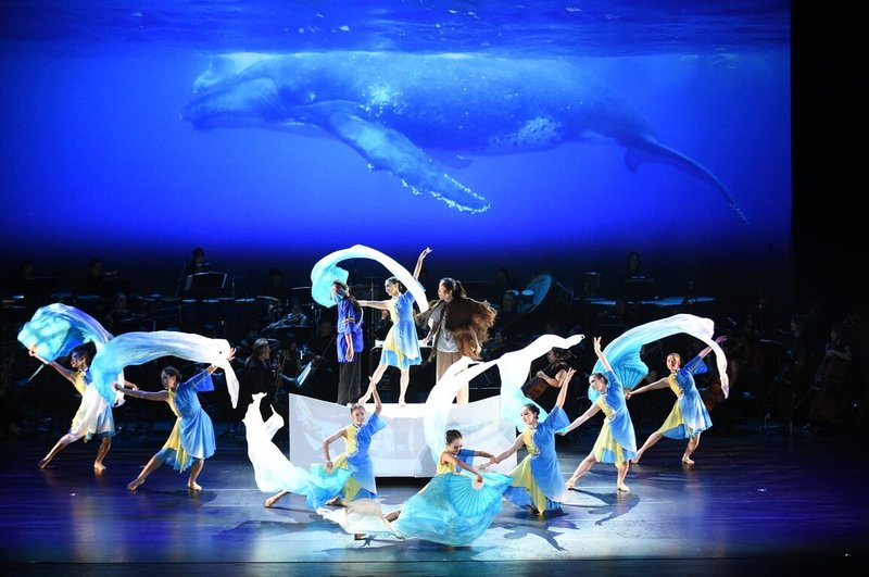 海洋委員會與演藝團隊共創「藝起海洋-海洋新創戲劇展演」,9日在衛武營國家藝術文化中心盛大登場,楚殷舞蹈團演出大翅鯨的泳姿。(海委會提供)中央社記者洪學廣傳真 114年11月9日