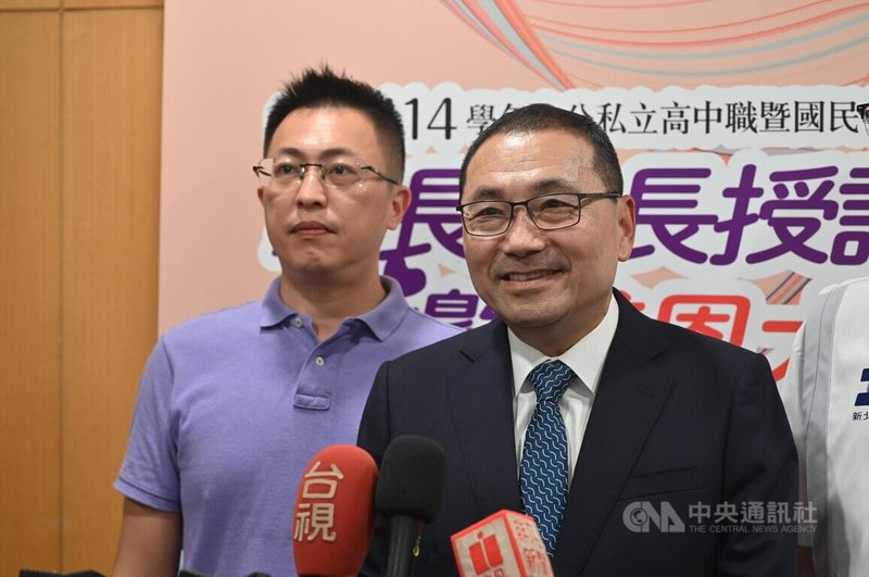 颱風鳳凰接近台灣，新北市長侯友宜（右）9日受訪時表示，已要求各單位做好充分的防颱準備，市府會全力以赴，守護人民安全。中央社記者王鴻國攝　114年11月9日