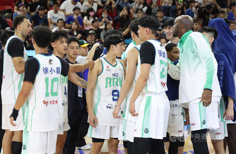 台灣職籃P.LEAGUE+新軍洋基工程9日作客台北和平籃球館與台北富邦勇士交手，終場以106比133吞敗，無緣隊史首勝，賽後選手在場中致意。中央社記者張新偉攝　114年11月9日