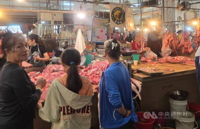 澎湖肉品9日復市，馬公2公有市場肉攤人潮湧現，紛紛搶購新鮮溫體豬肉；市場零售價每台斤介於新台幣180元至210元間，比禁宰前稍為提高些，消費者還可接受。中央社　114年11月9日