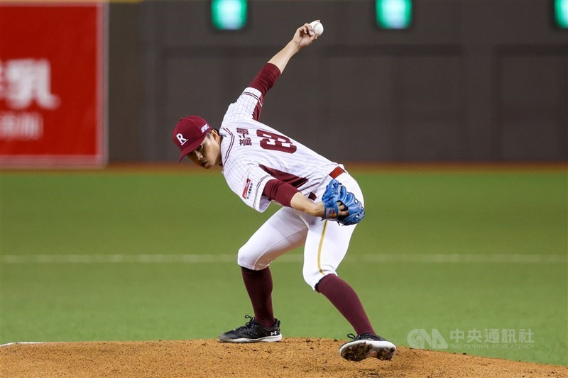 中職樂天桃猿隊投手黃子鵬行使自由球員權利，總教練古久保健二直言黃子鵬存在感重大，希望他能好好思考往後規劃。（中央社檔案照片）