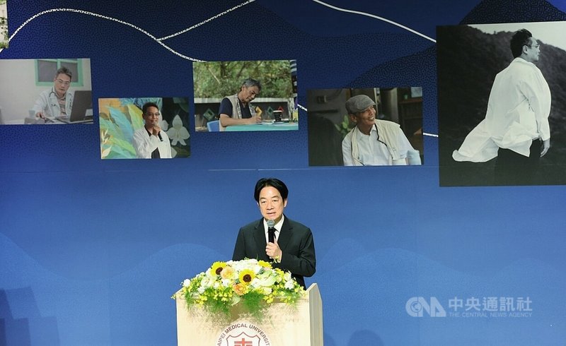 醫療財團法人南迴基金會9日為被尊稱為「超人醫師」的徐超斌舉辦追思會，總統賴清德（圖）親自出席頒贈褒揚令，肯定徐超斌一生秉持醫者仁心，守護偏鄉。中央社記者郭日曉攝　114年11月9日