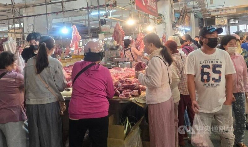 澎湖肉品9日復市，馬公2公有市場肉攤人潮買氣湧現，消費者紛選購新鮮溫體豬肉。中央社　114年11月9日