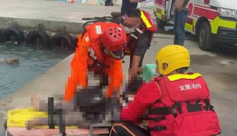 鄧姓男子9日在宜蘭縣頭城鎮桶盤堀漁港外堤垂釣時，遭強浪拍擊落海，同行友人合力將其救起，救援人員抵達時，落海的鄧男已失去生命徵象，經送醫搶救仍宣告不治。（讀者提供）中央社記者王朝鈺傳真　114年11月9日