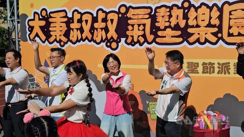 民進黨立委吳秉叡（右）9日舉辦「大秉叔叔氣墊樂園」萬聖節派對，民進黨立委蘇巧慧（右2）等人參與，現場與眾多小朋友一起帶動唱，氣氛熱烈。中央社記者王鴻國攝　114年11月9日