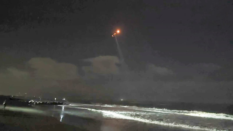 吳姓男子8日與2友人在宜蘭壯圍鄉永鎮濱海公園休息聊天，突然聽見有男子落海呼救聲；吳男下水搶救，嗆到水送醫；空偵機8日晚間在附近海域盤旋，漏夜搜尋仍未找到失蹤者，海巡署9日上午向兩側岸際持續搜救。（讀者提供）中央社記者王朝鈺傳真　114年11月9日