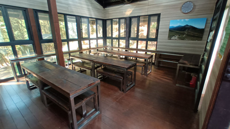 內政部國家公園署玉山國家公園管理處興建觀高山屋，4月試營運開放使用，考量營運管理與維護成本，12月1日起將收費。圖為觀高山屋交誼廳。（玉管處提供）中央社記者鄭維真傳真　114年11月9日